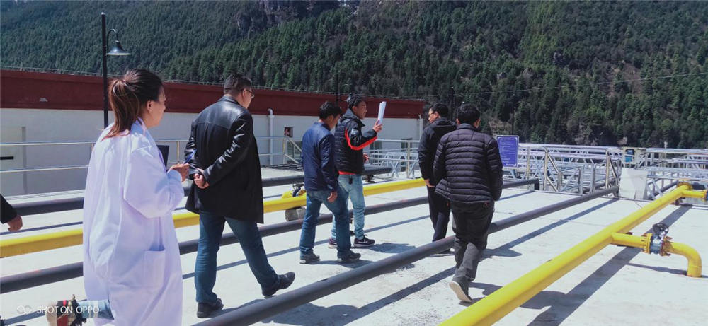 日喀則市政協副主席帶隊的工作組在吉隆縣副縣長格縣與住建局局長強局的陪同下到吉隆鎮污水處理廠進行檢查工作