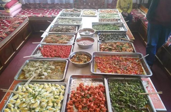 西藏圣凈環保服務有限公司亞東分公司全體職工共渡歡樂林卡